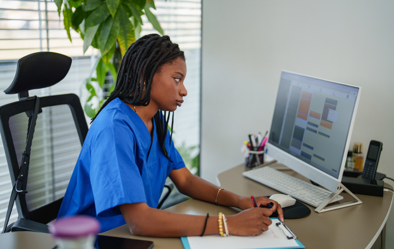 A nurse looking at her schedule on the computer. 